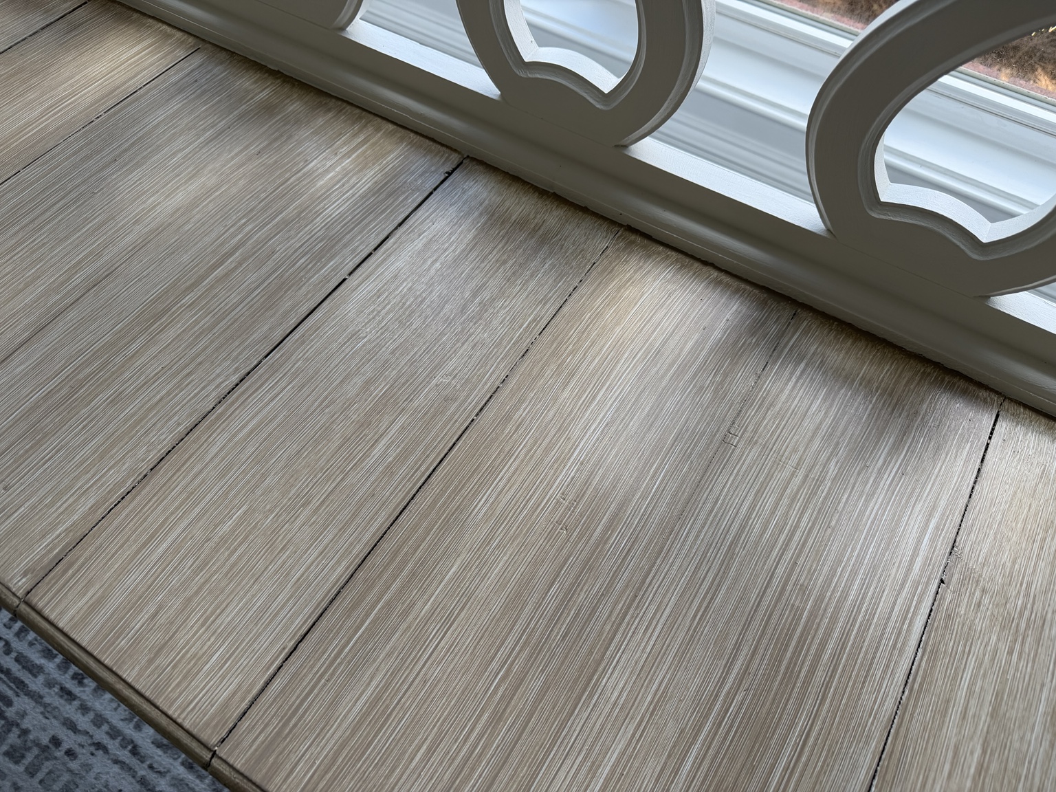 Finished seat: fine brush lines and variation give it a wood look.